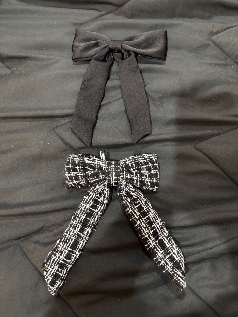 2 hair bow clips